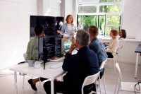 Eine kaufmännische Assistentin/ Wirtschaftsassistentin für Betriebsinformatik hält eine Schulung für das neue Softwareprogramm.
