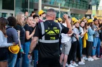 Eine Fachkraft für Schutz und Sicherheit überwacht den Einlass beim Schlossgrabenfest in Darmstadt.