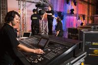 Fachkräfte für Veranstaltungstechnik organisieren den Ton- und Lichtaufbau auf einer Bühne im Kongresszentrum der Messe Schweiz.