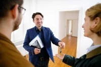 Der schönste Moment beim Wohnungskauf: Der Immobilienkaufmann übergibt die Schlüssel für das Eigenheim.