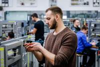 Ein angehender Industrieelektriker montiert einen Schaltkreis im Berufsbildungszentrum der Remscheider Metall- und Elektroindustrie.
