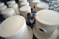 Ein Industriekeramiker Anlagentechnik prüft Mahlgefäße aus Porzellan für Trommelmühlen.