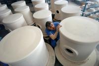 Ein Industriekeramiker Anlagentechnik prüft Mahlgefäße aus Porzellan für Trommelmühlen.