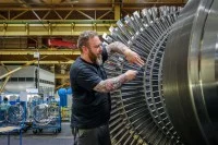 Ein Industriemechaniker arbeitet an einer Dampfturbine.