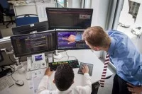 Zwei Investmentfondskaufleute analysieren in- und ausländische Finanzmärkte.