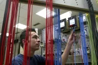 Ein angehender IT-System-Elektroniker lernt im Haus des Handwerks in Essen die Grundlagen seines Berufs.