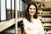 Eine Justizfachangestellte verwaltet die Dokumente im Archiv.