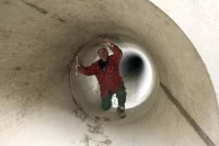 Ein Kanalbauer inspiziert eine Rohrverbindung in Herten.