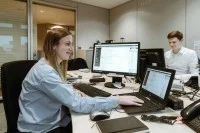 Kaufleute im Groß- und Außenhandel kalkulieren Preise und verhandeln diese per Mail mit ihren Lieferunternehmen.