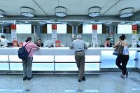 Kaufleute für Verkehrsservice beraten Kunden im Reisezentrum der Deutschen Bahn am Münchner Hauptbahnhof.