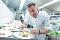 Sternekoch Heiko Nieder zaubert kulinarische Köstlichkeiten für die Gäste des Restaurants vom Hotel Dolder Grand in Zürich.