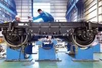 Zwei Konstruktionsmechaniker arbeiten an der Antriebstechnik einer Diesellokomotive.