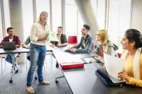 Eine Berufschulklasse mit Schülerinnen und Schülern verschiedener Herkunft