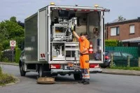 Ein Umwelttechnologe für Rohrleitungsnetze und Industrieanlagen bereitetdie nächste Kamerafahrt für die Videoüberprüfung der Kanalisation vor. 