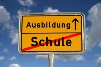 Verkehrsschild: Schule hört auf: Ausbildungsstart