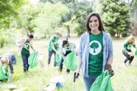Umweltschützer sammeln Müll im Park.