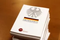Ein Stapel von Grundgesetz-Büchern