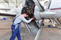 Ein Fluggerätmechaniker untersucht ein Flugzeug