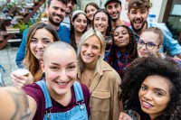 Eine Gruppe junger Erwachsener macht ein Selfie.