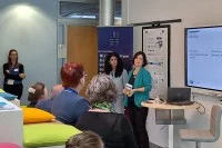 Melanie Hanisch (rechts) vom Digital Education Lab und Aylin Evin Citak von der Digitalagentur Berlin