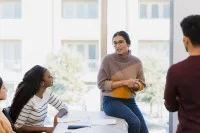 Berufsschülerinnen im Gespräch