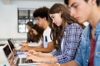 Junge Menschen arbeiten an ihrem Laptop