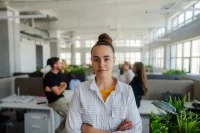 Junge Frau beim Ausbildungsstart