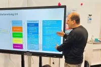 Daniel Campano zeigt, dass der Aufbau des Prompts vom Groben zum Feinen gehen soll.