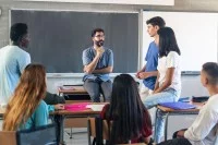 Lehrer mit Schülern im Gespräch