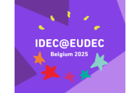 Logo IDEC@EUDEC Belgium 2025 auf lila Hintergrund