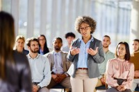 Eine Schulleitung im Gespräch mit ihrem Team