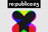 weißer Text auf schwarz: Republica25 und buntes Logo aus den Buchstaben X, Y, Z