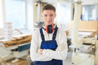 Auszubildender in der Werkstatt