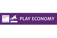 Lila Balken mit Quadrat Joachim Herz Stiftung, ein Pferd und Text Play economy