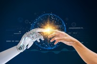 Roboterhand und Menschenhand berühren sich