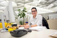Ein Sozialversicherungsfachangestellter bei der Deutschen Rentenversicherung kümmert sich um die Rentenermittlung.