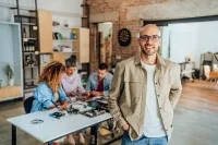 Lehrer und Schüler im Klassenzimmer einer Berufsschule