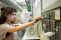 Junge Frau bei der Elektronikerausbildung