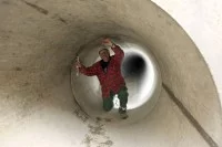 Ein Kanalbauer inspiziert eine Rohrverbindung in Herten.