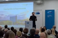 Der Professor für Migrations- und Bildungssoziologie Aladin El-Mafaalani spricht am Rednerpult auf dem jakobb vor einem Publikum über Heterogenität und Superdiversität. 