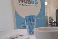 Der Stand von HubbS.schule auf dem Zukunftskongress mit Roll-Up, Kaffeetasse, Stiften und Flyern.