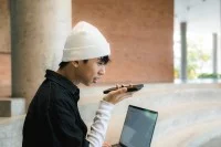 Azubi spricht mit KI