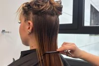 Ein Friseur-Azubi der Gewerblichen Schule Bad Mergentheim schneidet und stylt Haare. 
