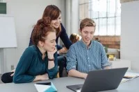 Azubis lernen in Rollenspielen die Gefahren von Social Media kennen.