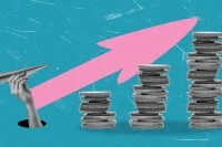 Eine Collage mit dem Bild einer Hand, die ein Papierflugzeug hält und daneben drei Stapel mit Geldmünzen