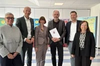 Auf dem Foto stehen sechs Personen in Reihe, darunter Bildungsminister Armin Schwarz und Sozialministerin Heike Hofmann.