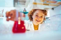 Junge Frau arbeitet im Labor.