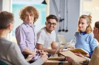 Junge Menschen im Gespräch bei der Arbeit