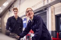 Zwei Azubis in der Autowerkstatt