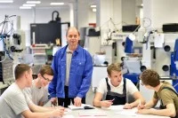 Berufsschullehrer und Azubis in der Schule